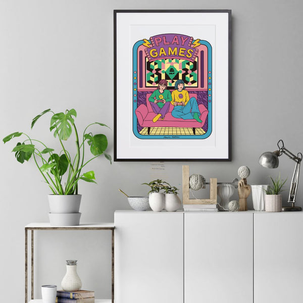 ゲームコントローラーを持ってTVゲームを楽しむ2人の女性を描いたレトロポップなアートポスター「PLAY GAMES」｜Satomi Kawai作｜カラフルでヴィンテージ感漂うデザイン