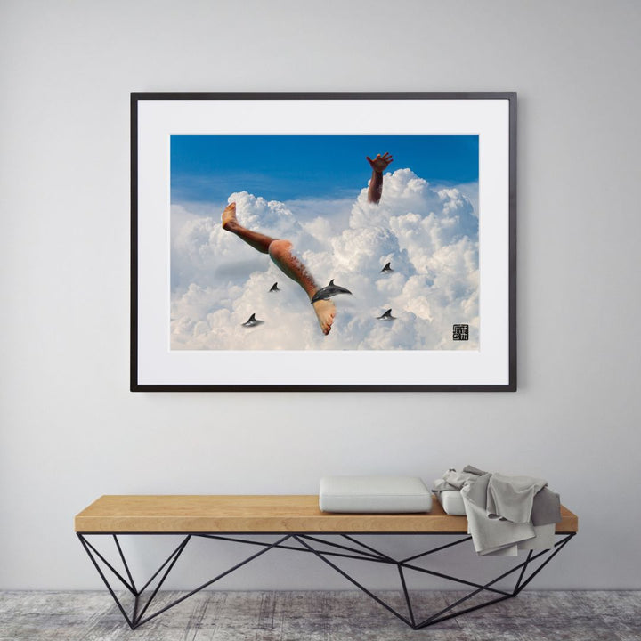 雲の間から脚と手が見え隠れするコラージュアートポスター『私は自分の