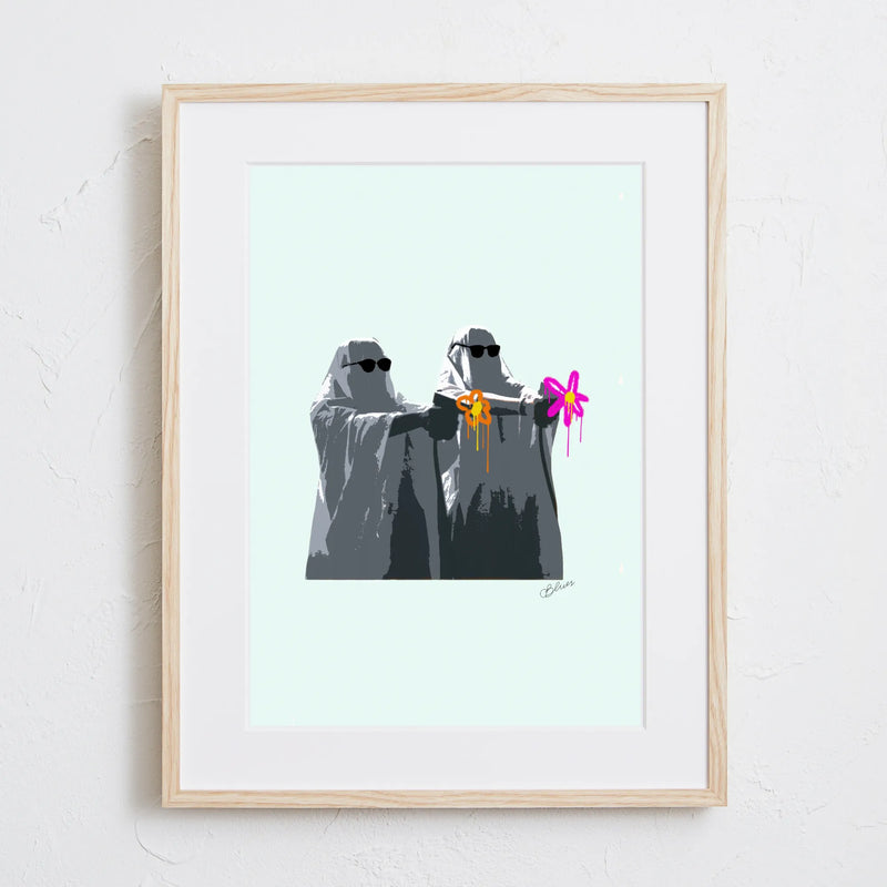 ピストルの先から花を撃ち出すユーモラスなアートポスター「Hand over your flower!」｜Bluse作｜平和と遊び心を融合したデザイン