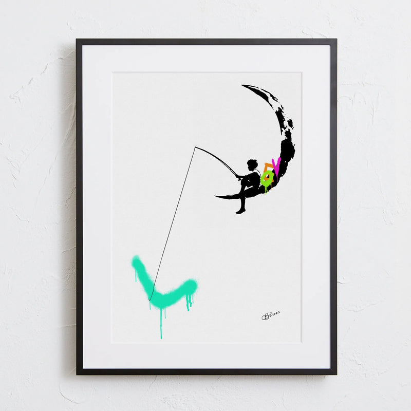 三日月に座る男の子がLOVEを釣る幻想的なアートポスター「Love Moon」｜Bluse作｜やさしさと夢が溶け合う夜空のイラスト