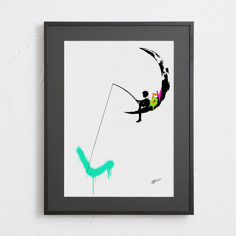 三日月に座る男の子がLOVEを釣る幻想的なアートポスター「Love Moon」｜Bluse作｜やさしさと夢が溶け合う夜空のイラスト