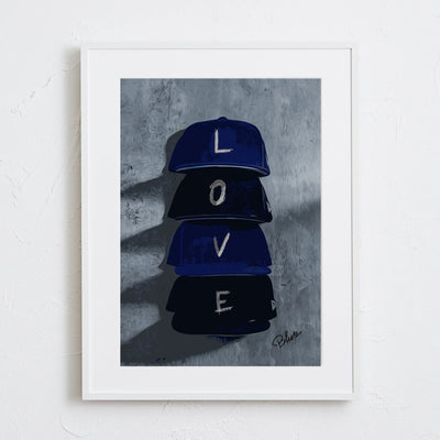 キャップとLOVEの文字を組み合わせたミニマルなアートポスター「love cap」｜Blues作｜ストリート感のあるシンプルデザイン
