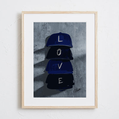 キャップとLOVEの文字を組み合わせたミニマルなアートポスター「love cap」｜Blues作｜ストリート感のあるシンプルデザイン