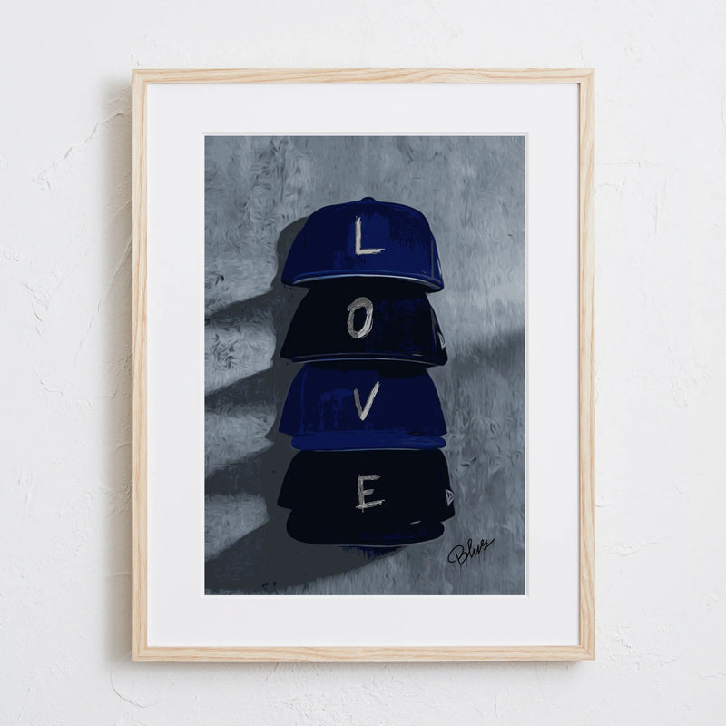 キャップとLOVEの文字を組み合わせたミニマルなアートポスター「love cap」｜Blues作｜ストリート感のあるシンプルデザイン