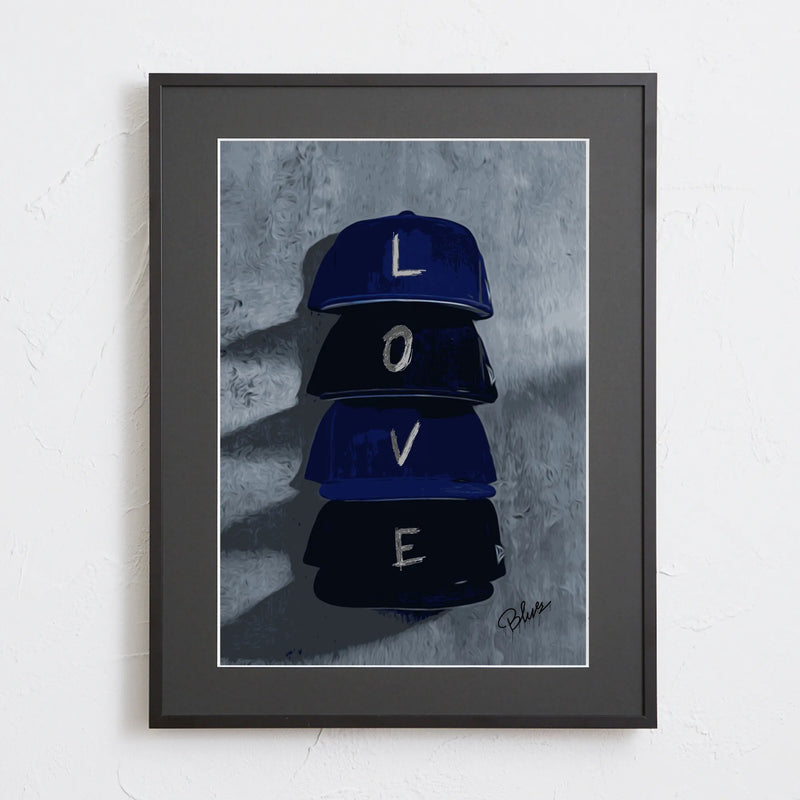 キャップとLOVEの文字を組み合わせたミニマルなアートポスター「love cap」｜Blues作｜ストリート感のあるシンプルデザイン