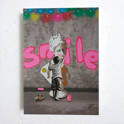 ピンクのスプレーで笑顔を描く子どもの姿が印象的な原画『Smile(original)』｜Blues｜無垢とユーモアが光る現代アート
