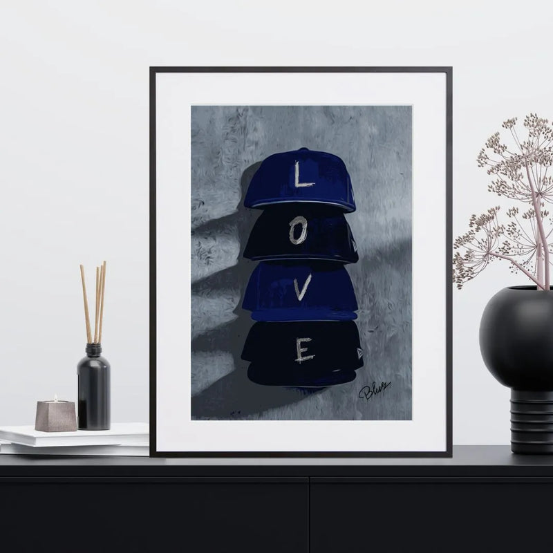 キャップとLOVEの文字を組み合わせたミニマルなアートポスター「love cap」｜Blues作｜ストリート感のあるシンプルデザイン