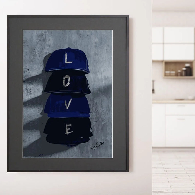 キャップとLOVEの文字を組み合わせたミニマルなアートポスター「love cap」｜Blues作｜ストリート感のあるシンプルデザイン