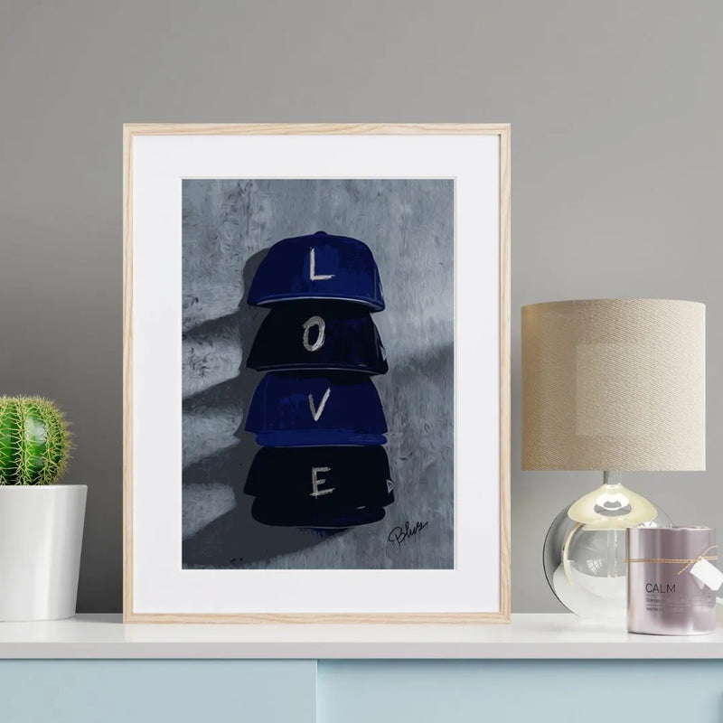 キャップとLOVEの文字を組み合わせたミニマルなアートポスター「love cap」｜Blues作｜ストリート感のあるシンプルデザイン