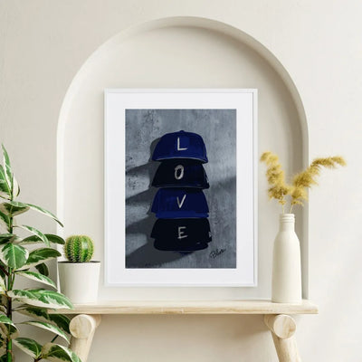 キャップとLOVEの文字を組み合わせたミニマルなアートポスター「love cap」｜Blues作｜ストリート感のあるシンプルデザイン