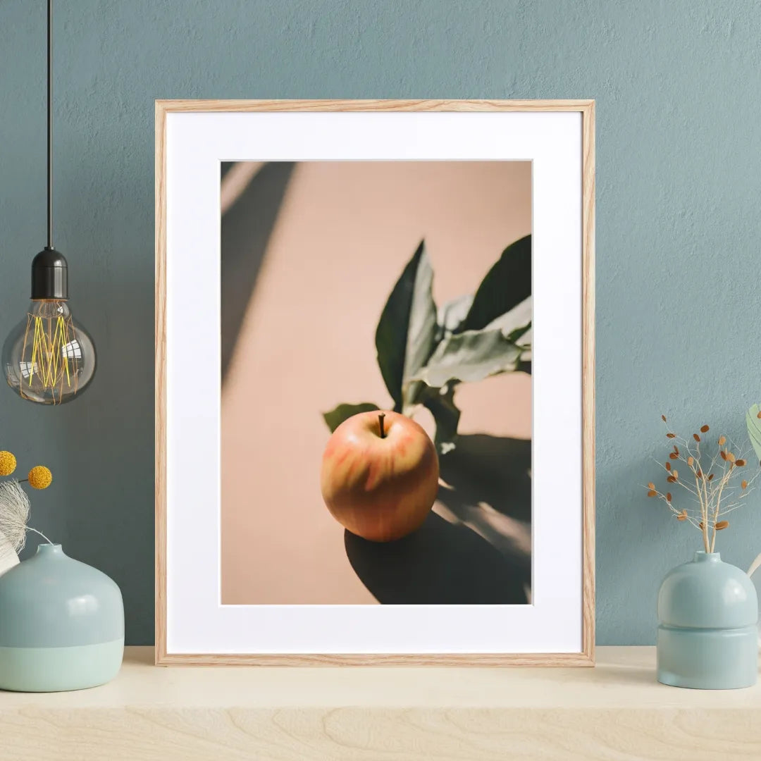 静けさと温もりを映す写真アートポスター『陽だまりのりんご