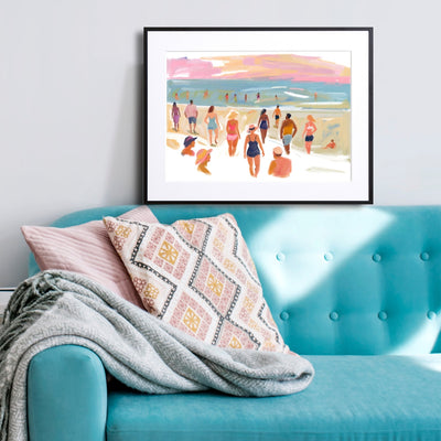 夕暮れ前のビーチで人々が過ごす様子を描いたイラスト｜『beach before evening』｜Fancy Art Select作｜癒しと開放感を届けるアートポスター