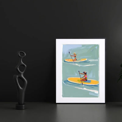 パドルボード・SUPを楽しむビキニ女性たちを描いたイラストアートポスター『Sup』｜Fancy Art Select作｜爽やかな海と夏の風景