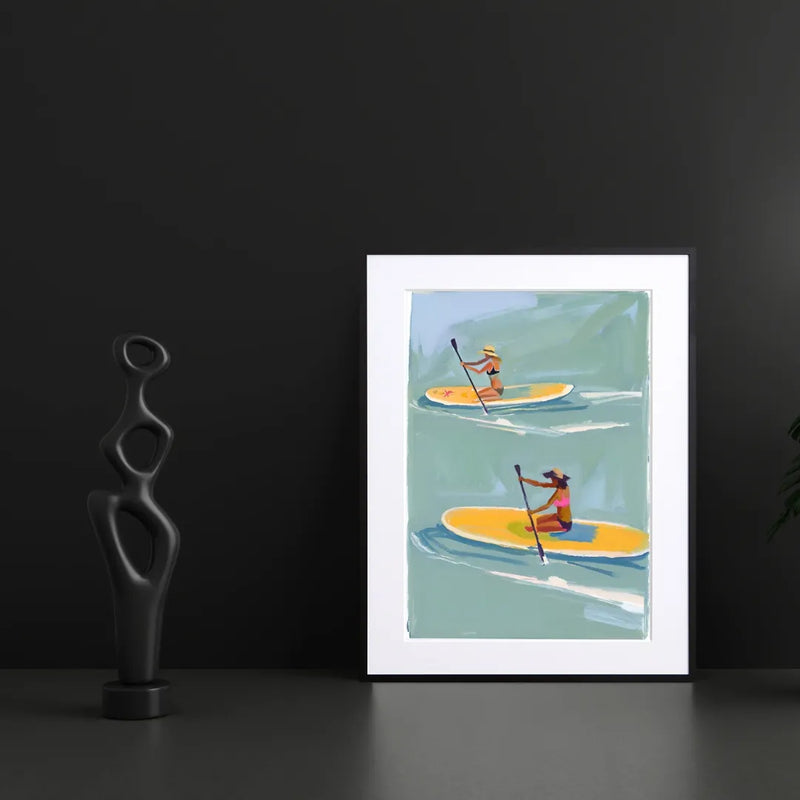 パドルボード・SUPを楽しむビキニ女性たちを描いたイラストアートポスター『Sup』｜Fancy Art Select作｜爽やかな海と夏の風景