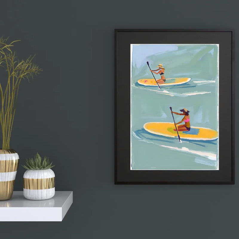 パドルボード・SUPを楽しむビキニ女性たちを描いたイラストアートポスター『Sup』｜Fancy Art Select作｜爽やかな海と夏の風景