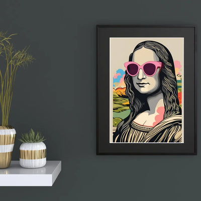 ピンクのサングラスをかけた女性（モナリザ風）を描いたポップなデジタルイラスト『Mona Pop Shades』｜Fancy Art Select｜モダンなアートポスター