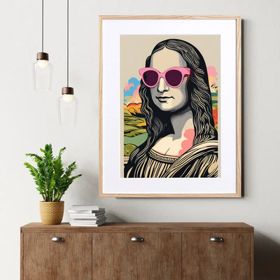ピンクのサングラスをかけた女性（モナリザ風）を描いたポップなデジタルイラスト『Mona Pop Shades』｜Fancy Art Select｜モダンなアートポスター