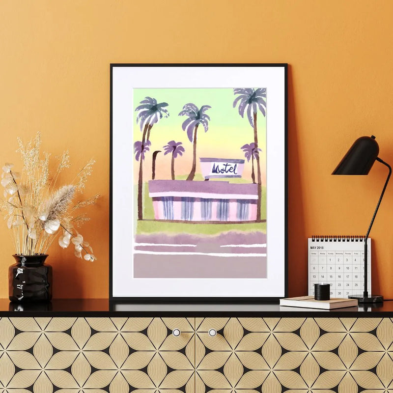 パステルカラーでヤシの木に囲まれたレトロなモーテルを描くイラストアートポスター『MOTEL』｜Fancy Art Select｜ポップで爽やかなデザイン