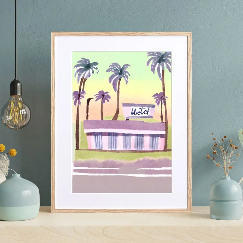 パステルカラーでヤシの木に囲まれたレトロなモーテルを描くイラストアートポスター『MOTEL』｜Fancy Art Select｜ポップで爽やかなデザイン