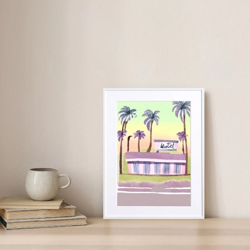 パステルカラーでヤシの木に囲まれたレトロなモーテルを描くイラストアートポスター『MOTEL』｜Fancy Art Select｜ポップで爽やかなデザイン