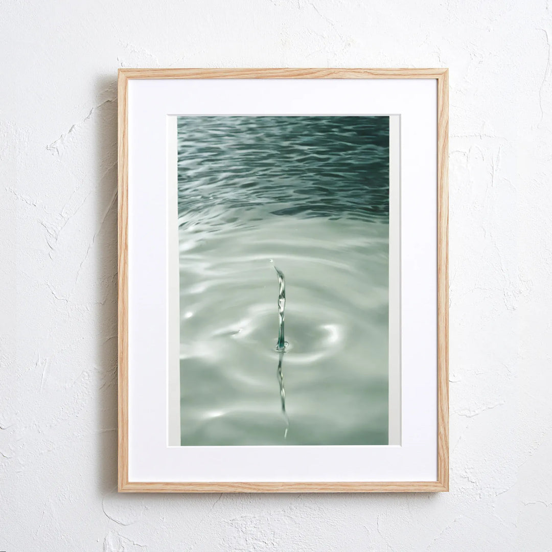 水面に立つ雫が生む瞬間を切り取ったアートポスター『Zenith』｜心