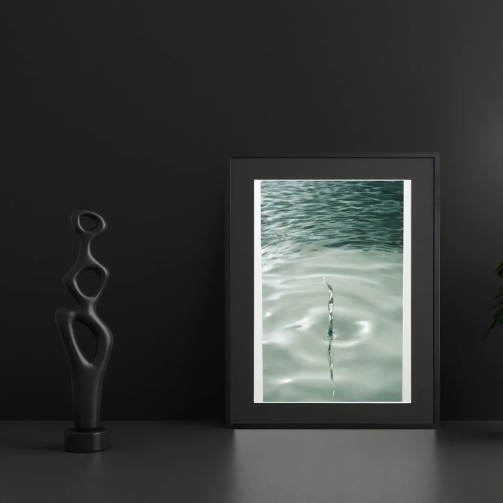 水面に立つ雫が生む瞬間を切り取ったアートポスター『Zenith』｜心