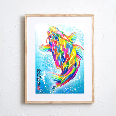 虹色の鱗を持つ鯉が青い水面から跳ね上がる（龍を想起）アート『虹鱗翔龍図』｜Madblast Hiro｜ポップで力強い和モダンのイラストポスター