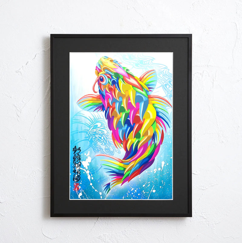 虹色の鱗を持つ鯉が青い水面から跳ね上がる（龍を想起）アート『虹鱗翔龍図』｜Madblast Hiro｜ポップで力強い和モダンのイラストポスター