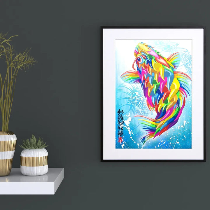 虹色の鯉×龍が天にのぼるポップなアートポスター『虹鱗翔龍図』｜和