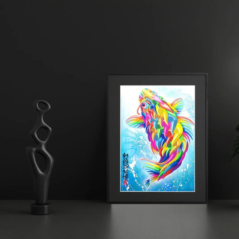 虹色の鱗を持つ鯉が青い水面から跳ね上がる（龍を想起）アート『虹鱗翔龍図』｜Madblast Hiro｜ポップで力強い和モダンのイラストポスター