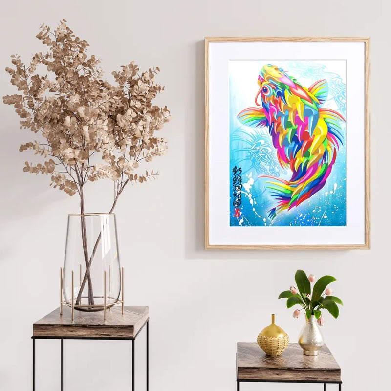 虹色の鱗を持つ鯉が青い水面から跳ね上がる（龍を想起）アート『虹鱗翔龍図』｜Madblast Hiro｜ポップで力強い和モダンのイラストポスター