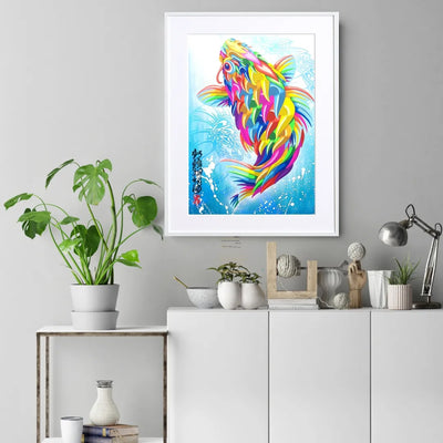 虹色の鱗を持つ鯉が青い水面から跳ね上がる（龍を想起）アート『虹鱗翔龍図』｜Madblast Hiro｜ポップで力強い和モダンのイラストポスター