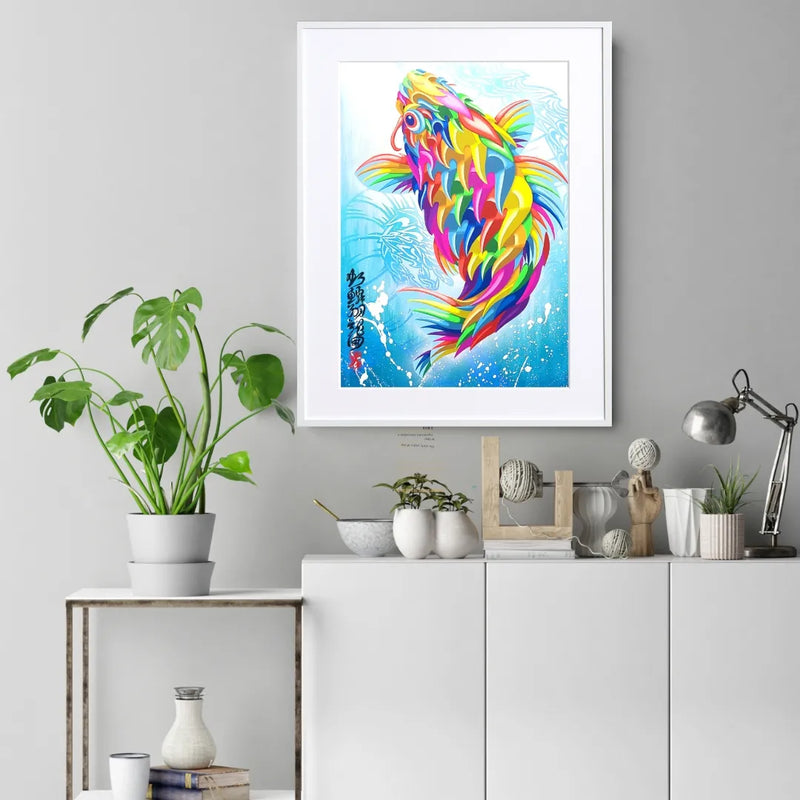 虹色の鱗を持つ鯉が青い水面から跳ね上がる（龍を想起）アート『虹鱗翔龍図』｜Madblast Hiro｜ポップで力強い和モダンのイラストポスター