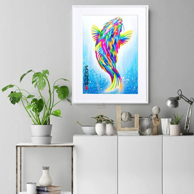 蓮池から跳ね上がる虹色の鱗の鯉を描いたアート『蓮池翔鱗図』｜縁起の良さそうな和モダンイラスト