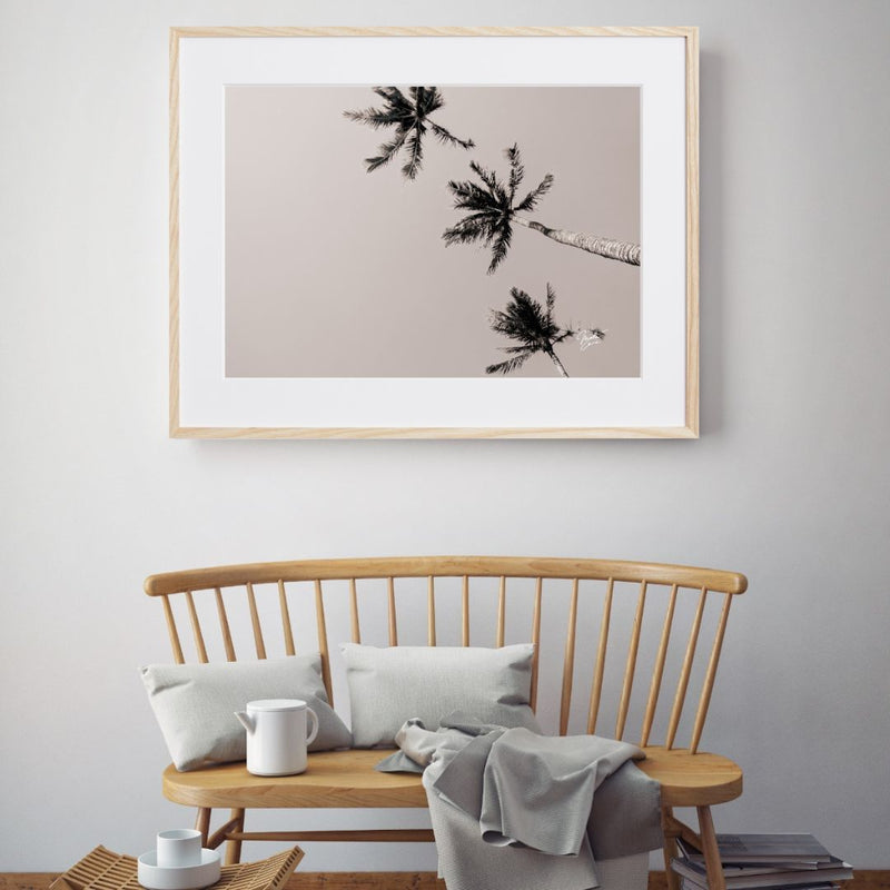 モノクロの空に浮かぶ3本のヤシの木が印象的なアートポスター『Hawaii palm tree  Ⅳ』｜Mahalove -aloha-｜シンプルな構図と余白がおしゃれなデザイン