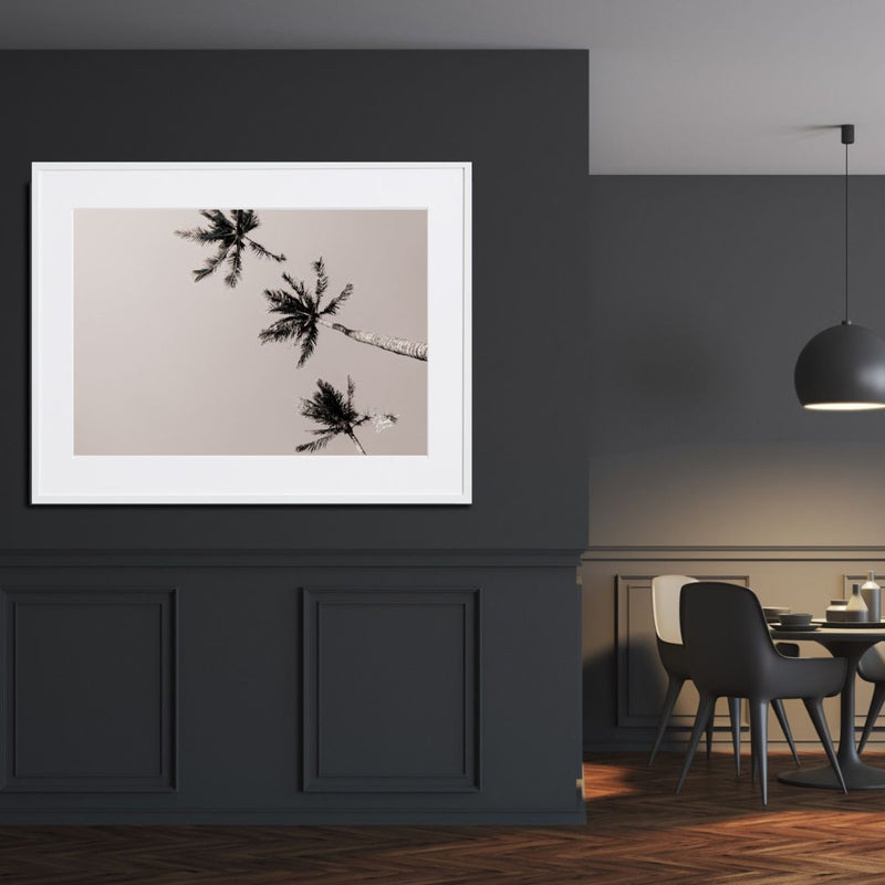 モノクロの空に浮かぶ3本のヤシの木が印象的なアートポスター『Hawaii palm tree  Ⅳ』｜Mahalove -aloha-｜シンプルな構図と余白がおしゃれなデザイン