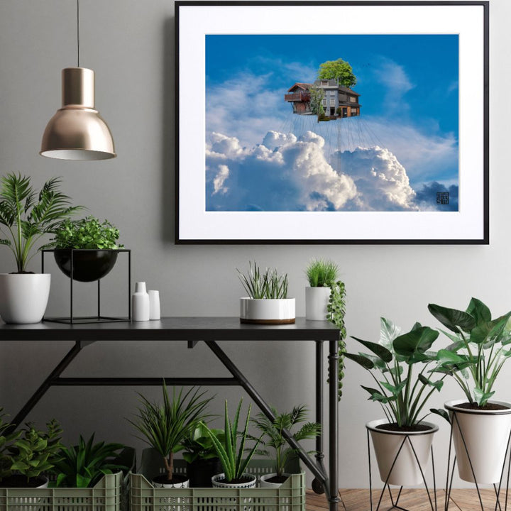 雲の上に浮かぶ家が想像を掻き立てるアートポスター「maison」｜非日常