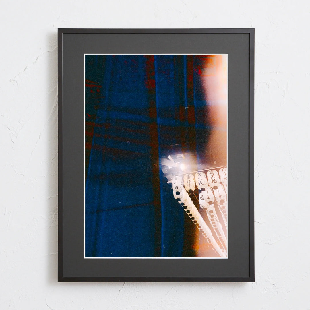 漆黒の夜空に浮かぶ京都清水寺の提灯と風景アートポスター