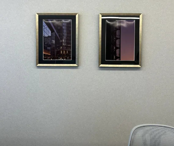 オフィス空間に設置された抽象画アートポスター｜法人向け導入事例｜Fancy Art
