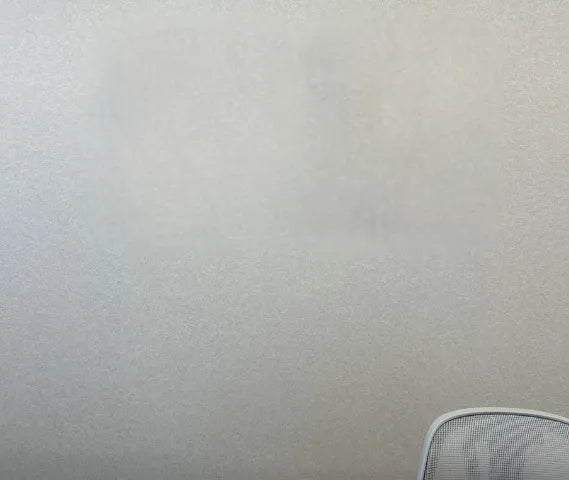 オフィス空間に設置された抽象画アートポスター｜法人向け導入事例｜Fancy Art
