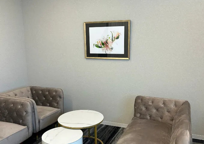 オフィス空間に設置された抽象画アートポスター｜法人向け導入事例｜Fancy Art
