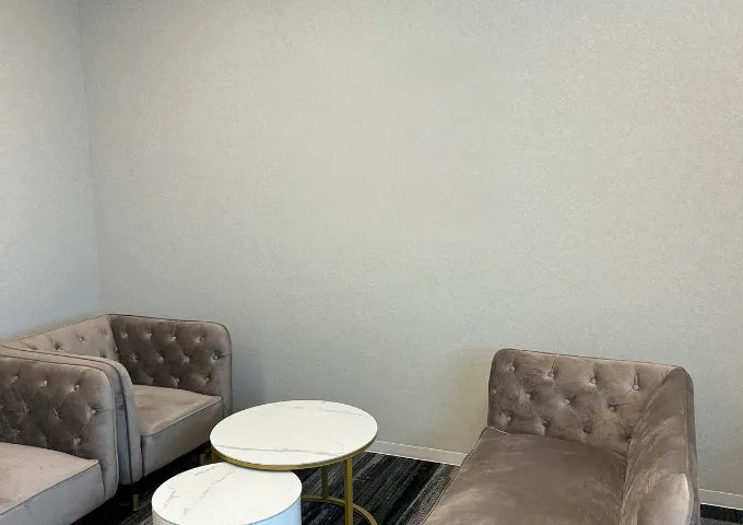 オフィス空間に設置された抽象画アートポスター｜法人向け導入事例｜Fancy Art
