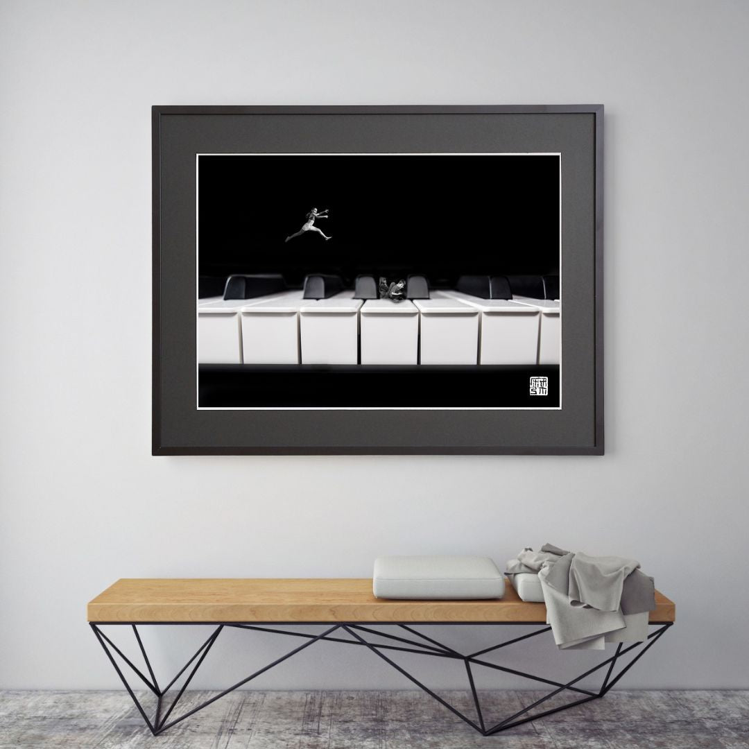 ピアノの鍵盤で遊ぶ子どもたちの想像を刺激するコラージュアート