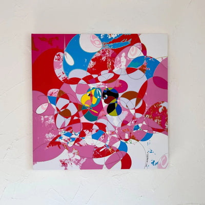 ピンクとカラフルな渦の中で夢を追いかける幻想的アート『夢の中で何かを追いかけている』｜TAKUROMAN｜夢と混沌が重なる視覚的な世界が印象的