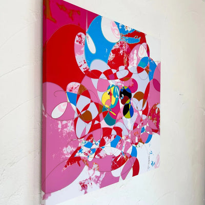 ピンクとカラフルな渦の中で夢を追いかける幻想的アート『夢の中で何かを追いかけている』｜TAKUROMAN｜夢と混沌が重なる視覚的な世界が印象的