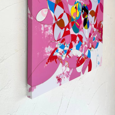 ピンクとカラフルな渦の中で夢を追いかける幻想的アート『夢の中で何かを追いかけている』｜TAKUROMAN｜夢と混沌が重なる視覚的な世界が印象的