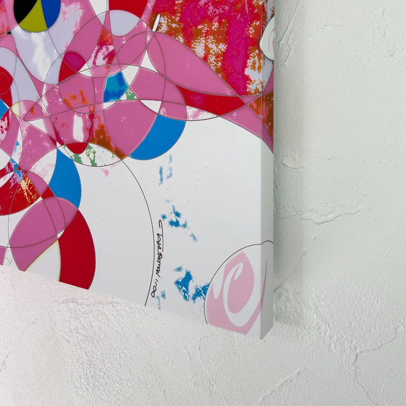 ピンクとカラフルな渦の中で夢を追いかける幻想的アート『夢の中で何かを追いかけている』｜TAKUROMAN｜夢と混沌が重なる視覚的な世界が印象的