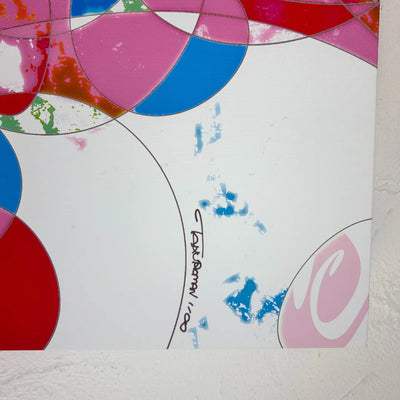 ピンクとカラフルな渦の中で夢を追いかける幻想的アート『夢の中で何かを追いかけている』｜TAKUROMAN｜夢と混沌が重なる視覚的な世界が印象的